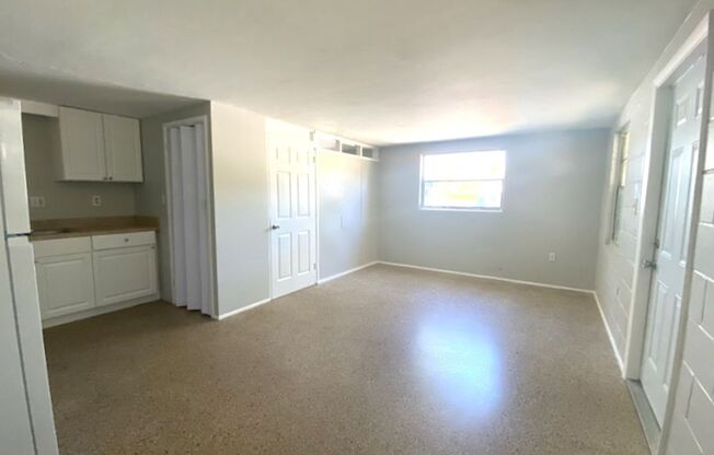 Adorable 1 Bedroom Apartment with Screened In Patio!