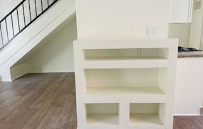 6442 Rostrata Avenue