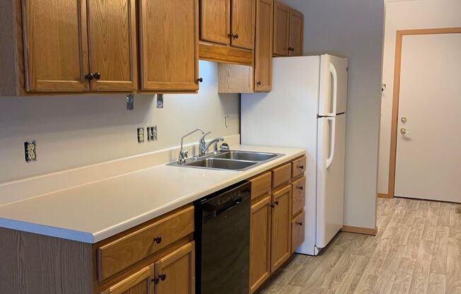 2 beds, 1 bath, $1,250, Unit 324 N Maple Ave