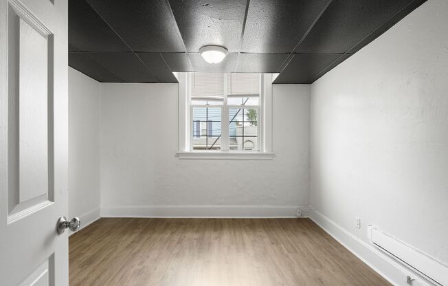 1 bed, 1 bath, 800 sqft, $849, Unit 109 W Lincoln Avenue #13