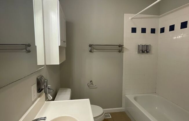 3 beds, 1 bath, $1,695, Unit B