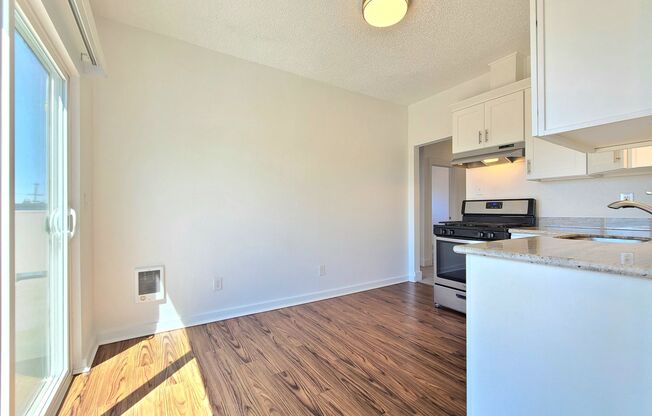 2 beds, 1 bath, 998 sqft, $1,875