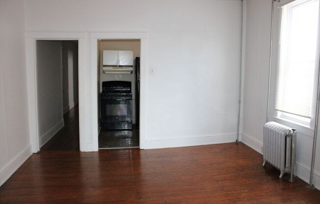 2 beds, 1 bath, $900, Unit Apt B