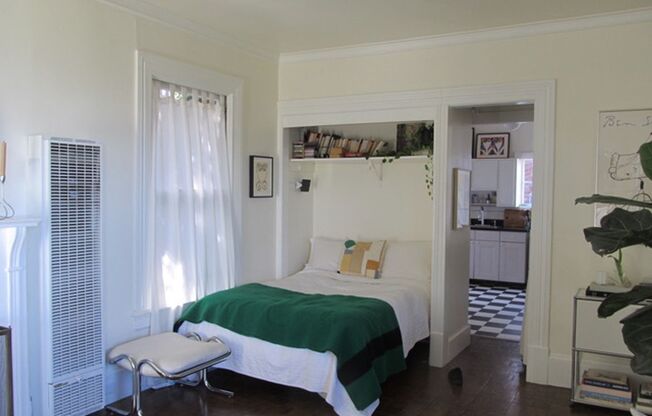 Amazing View! Charming Studio Unit! Bay View! PROGRESSIVE
