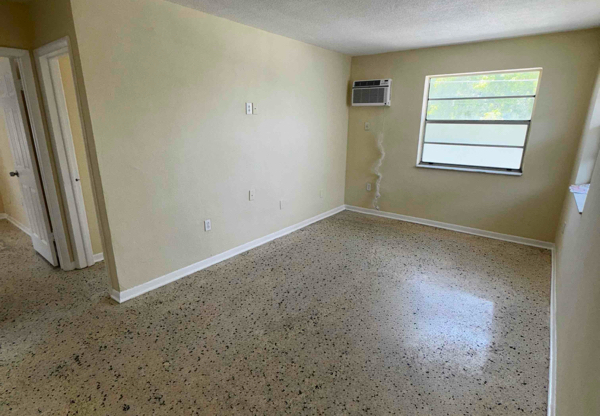 1040 SW 7 ST