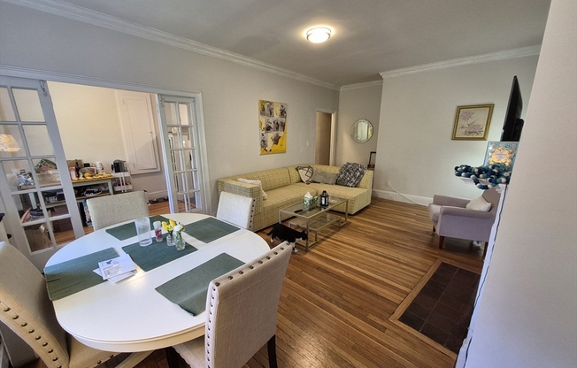 2 beds, 1 bath, 916 sqft, $4,000, Unit 27