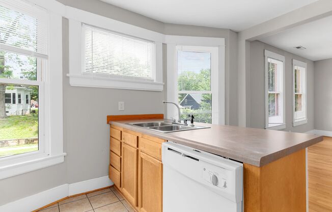 2 beds, 2 baths, 892 sqft, $1,350, Unit 1