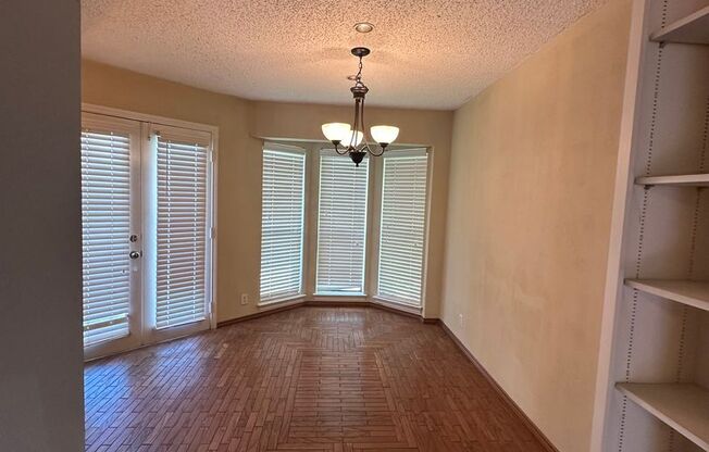 Cozy 2 Bedroom Condo near Kessler Park