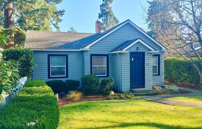 Charming Cottage in First Addition in Lake Oswego!