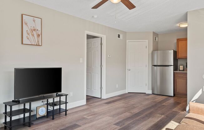 1 bed, 1 bath, 555 sqft, $1,400, Unit 542 - 5