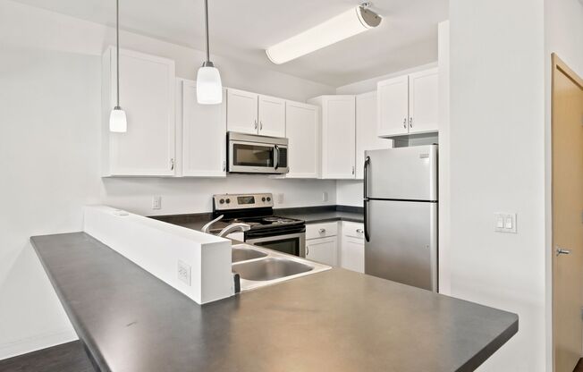 1 bed, 1 bath, 708 sqft, $1,950, Unit 423