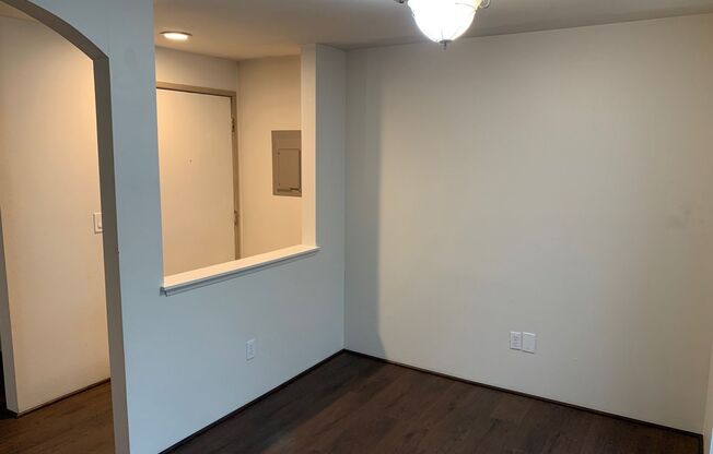 Beautiful 1 bed 1 bath top floor Walkers run condo in Newcastle