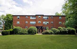 Lush Green Landscape at Enclave West Hartford / Parc West, West Hartford, Connecticut