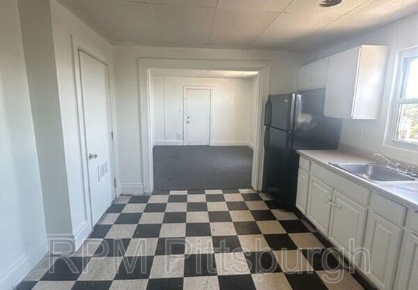 2 beds, 1 bath, $1,300