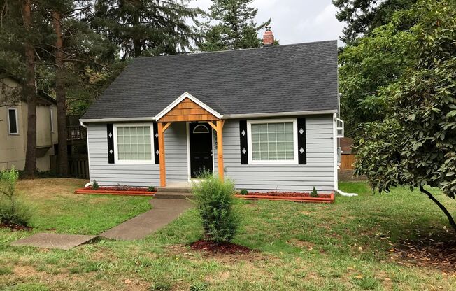 Charming 3 Bedroom Cottage Located in SW Portland, Close to Shopping and Restaurants