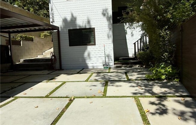 1216 N BEVERLY GLN BLVD