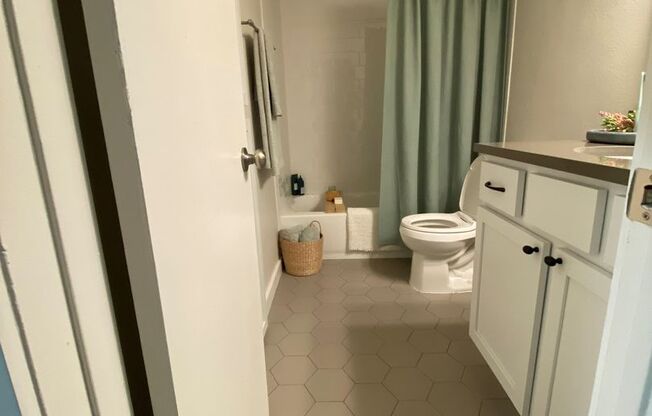 2 beds, 2 baths, 900 sqft, $1,412, Unit LAW11-216