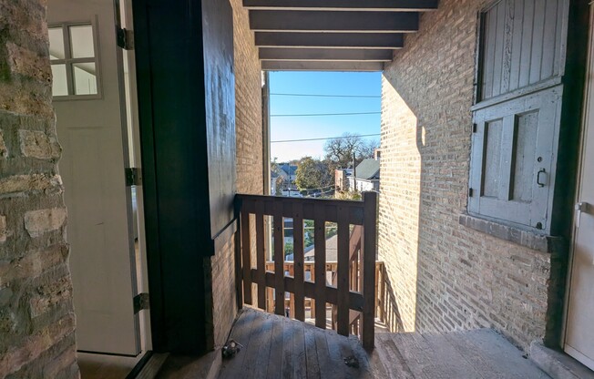 1952 W Wilson Ave