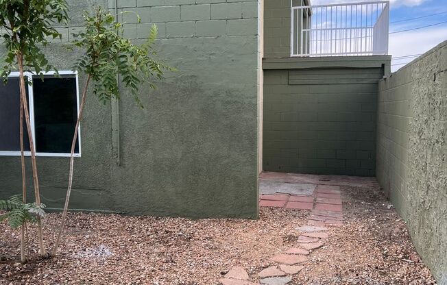 3 beds, 2 baths, $1,350, Unit Unit 25