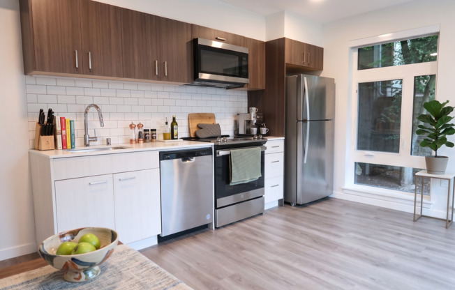 1 bed, 2 baths, 739 sqft, $2,319, Unit 112