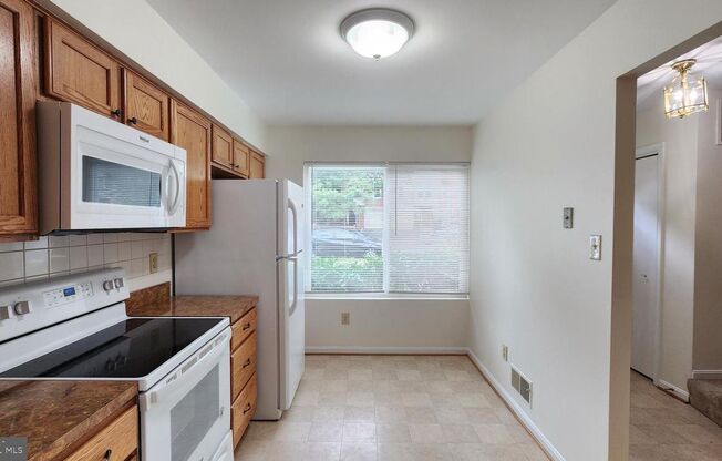 Arlington Townhouse With Attached Garage!