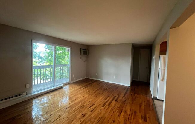 2 beds, 1 bath, $1,200, Unit 305