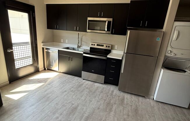 Studio, 1 bath, 328 sqft, $1,095, Unit 313