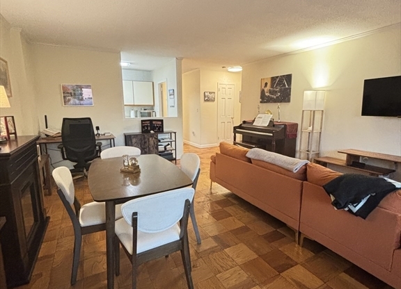 1 bed, 1 bath, 823 sqft, $3,600, Unit 7O