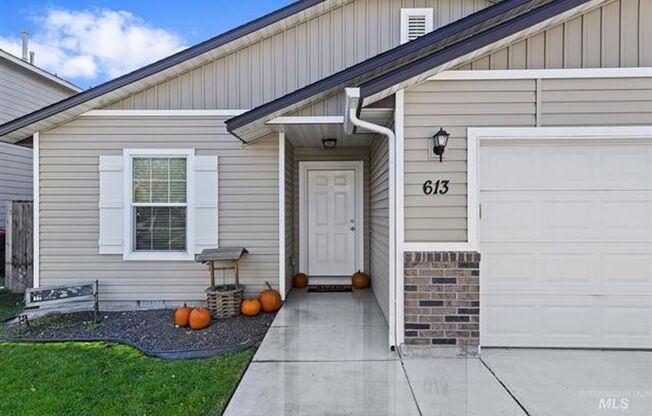 3 Bed (+ bonus room) 2 Bath Home in Meridian Avail 8/20/25