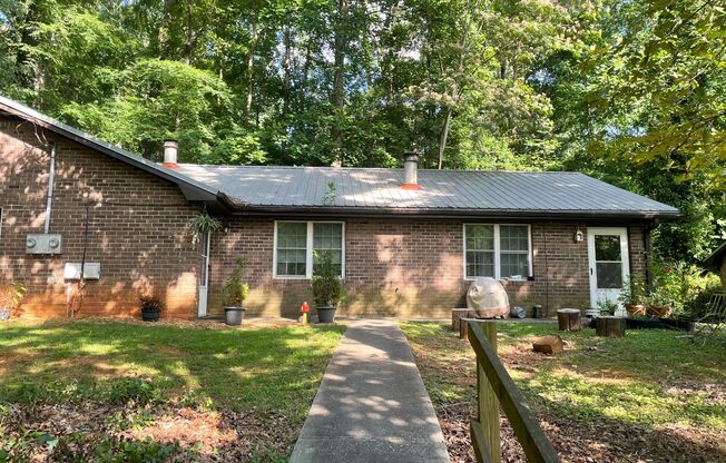 2 bedroom 1 bath duplex is located off Whitehead Rd!