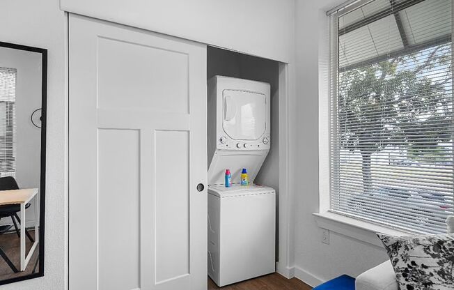 Studio, 1 bath, 327 sqft, $1,395, Unit #219