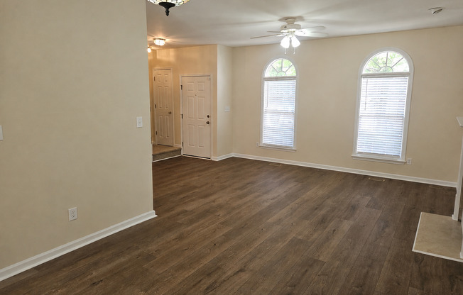 Incredible end unit townhome!! 3br/2.5ba, sunroom, great schools!! Available Now!