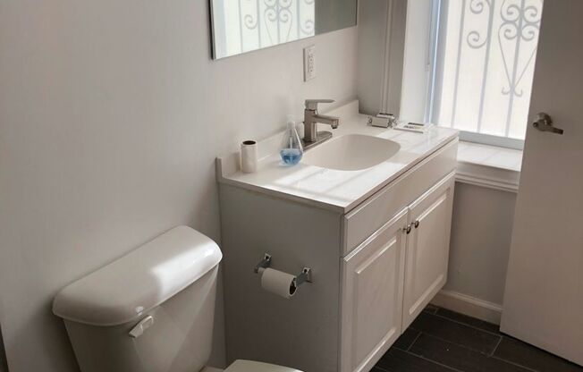 Studio, 1 bath, 430 sqft, $1,000, Unit Unit #11