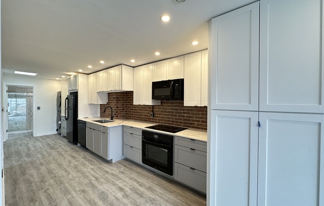 5947 MONTROSE