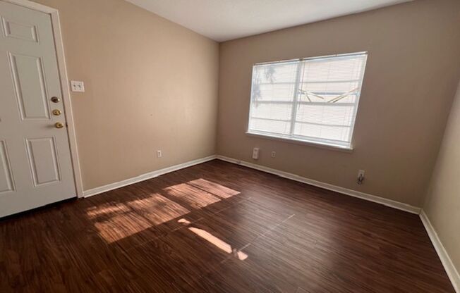 2 beds, 1 bath, $995