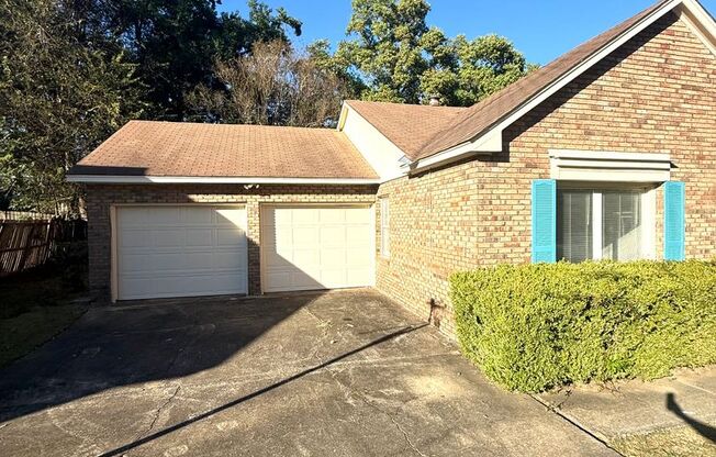 ** 4 bed 2 bath located in Woodmere Park ** Call 334-366-9198 to schedule a self showing