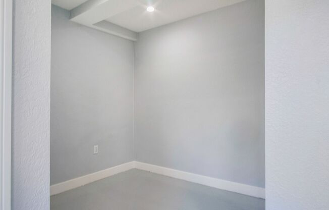 Studio, 1 bath, 450 sqft, $1,475, Unit 5452 Linden Avenue Unit B