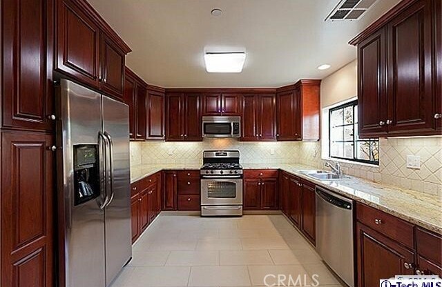 10214 FERNGLEN AVE