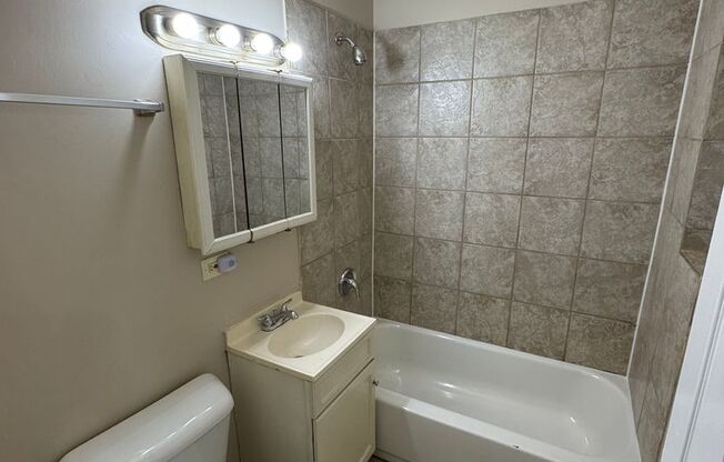 1 bed, 1 bath, $1,000, Unit 4850 #G1