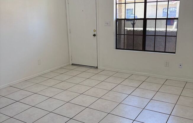 **COZY 2 BEDROOM/1 BATHROOM/GARAGE CONDO IN CHANDLER - (ALMA SCHOOL & ELLIOT)**