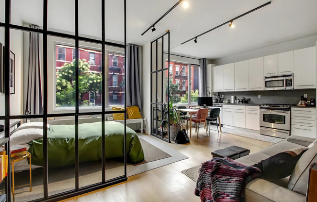 517 W 46 ST