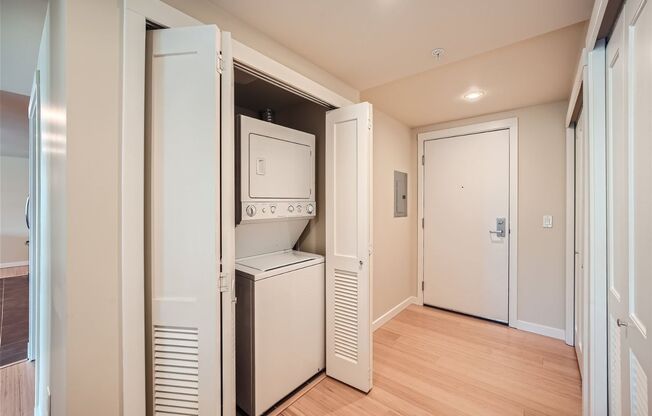 Stunning 2 Bed 2 Bath Seattle Unit @ the Highly Desirable Parc-Belltown Condominiums!
