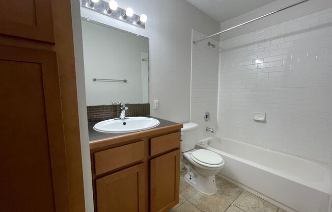 1 bed, 1 bath, 700 sqft, $999, Unit LAW11-311