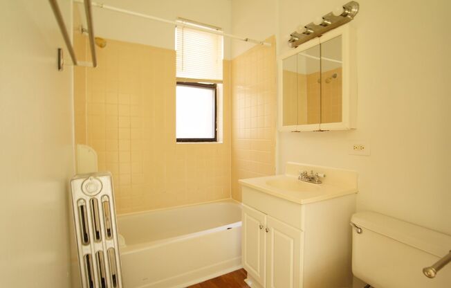 3 beds, 1 bath, 1,095 sqft, $1,995, Unit 1530-1A