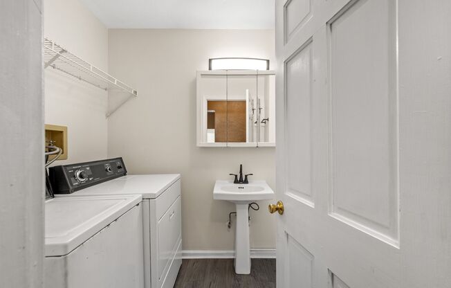Stunning 3 bedroom home in South Side available October 1!