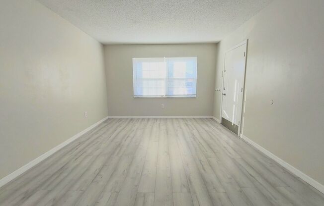 Beautiful 2 Bedroom, 1 Bathroom Condo in the Lake Bentley Shores Community of Lakeland