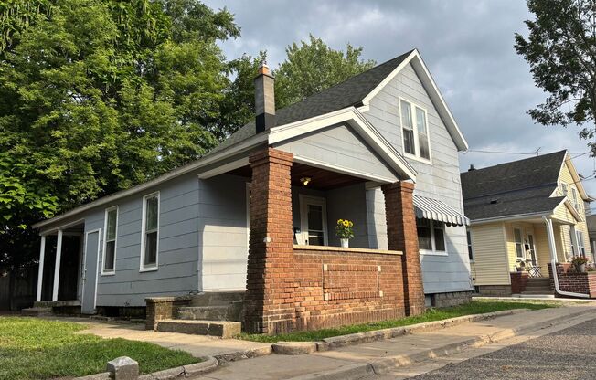 44 Vandine NE- Midtown! Water included, washer/dryer hook up