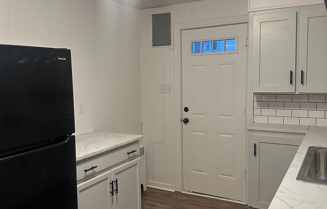 1 bed, 1 bath, $1,000, Unit 105