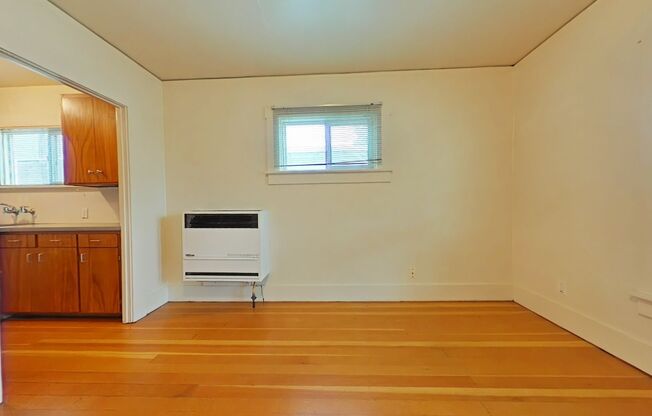 1 Bedroom Duplex ~ Close to Campus ~ Small Pet Friendly