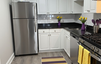 2 beds, 1 bath, 680 sqft, $2,300, Unit 27-25